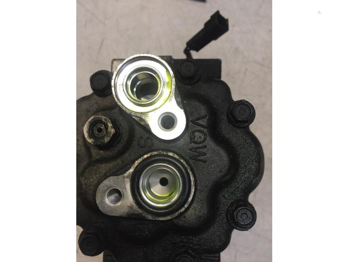 Air conditioning pump from a Volvo V50 (MW) 2.0 D 16V 2006