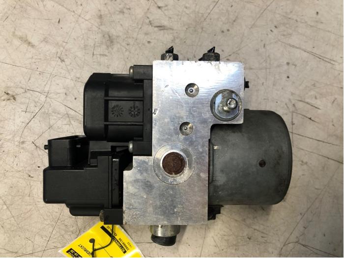 Begagnade ABS-pump Opel Meriva (A) 1.6 16V Pris € 30,00 Marginaltabell erbjuds av Poolman autodemontage