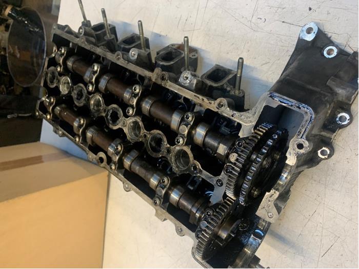 Cylinder head from a BMW X3 (E83) 2.0d 16V 2006