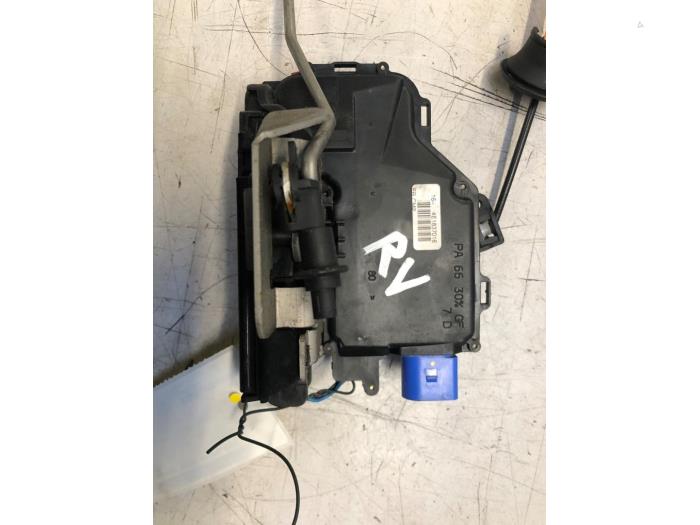 Serrure portière mécanique 4portes avant droite d'un Audi A8 (D3) 4.2 TDI V8 32V Quattro 2006