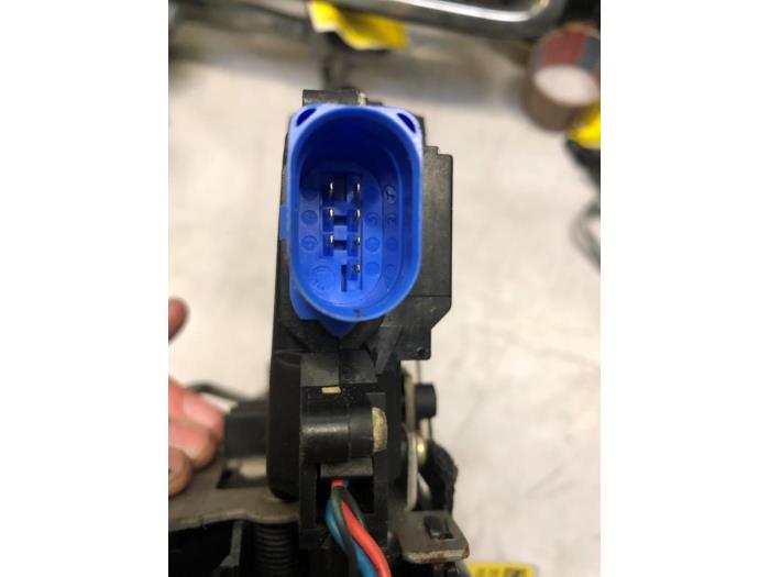 Serrure portière mécanique 4portes avant droite d'un Audi A8 (D3) 4.2 TDI V8 32V Quattro 2006