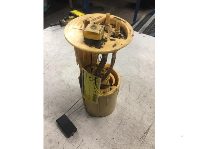 Electric fuel pump from a Volkswagen Crafter 2.5 TDI 30/32/35/46/50 2011
