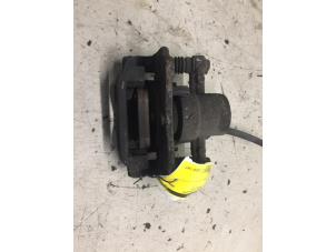 Used Rear brake calliper, right Toyota Avensis Wagon (T25/B1E) 2.0 16V D-4D-F Price € 30,00 Margin scheme offered by Poolman autodemontage