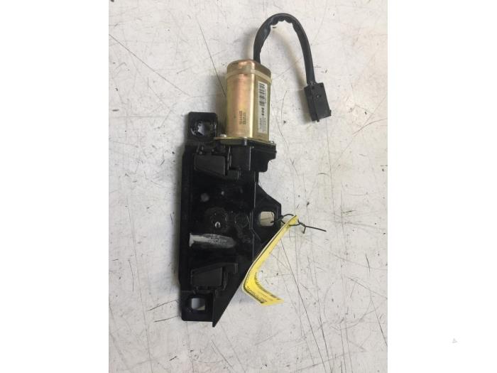 Używane Silnik tylnej klapy BMW 7 serie (E65/E66/E67) 745i,Li 4.4 V8 32V Cena € 30,00 Procedura marży oferowane przez Poolman autodemontage