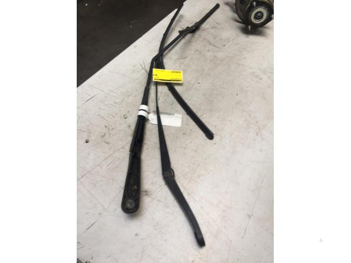 Front wiper arm from a Ford Transit 2.2 TDCi 16V RWD 2014