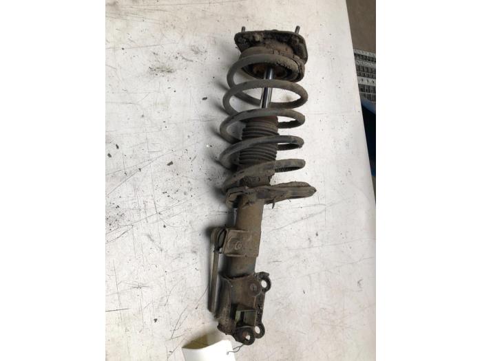 Stoßdämpferstrebe rechts vorne van een Volvo V70 (SW) 2.4 D5 20V 2006