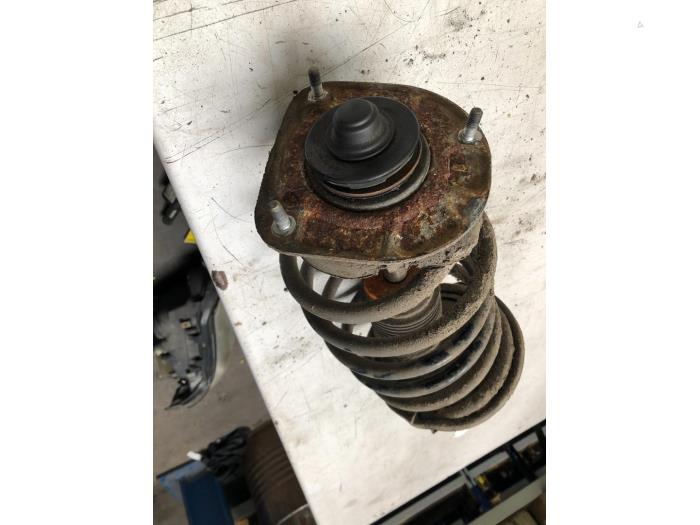 Stoßdämpferstrebe rechts vorne van een Volvo V70 (SW) 2.4 D5 20V 2006