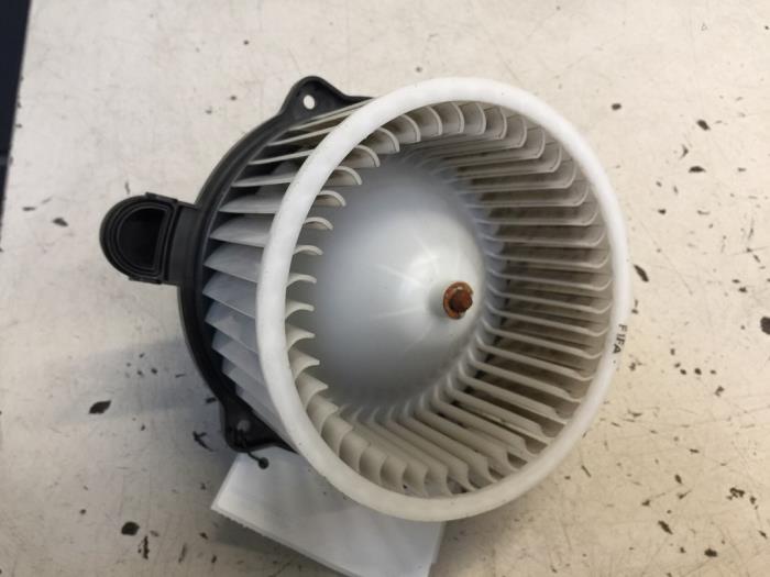Heating and ventilation fan motor from a Kia Sportage (SL) 1.6 GDI 16V 4x2 2012