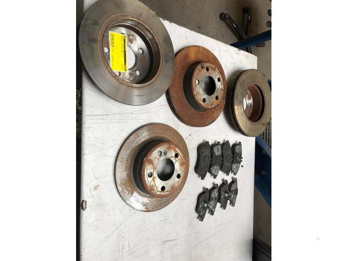 Brake set complete front+rear from a Mercedes-Benz C Estate (S204) 2.2 C-200 CDI 16V BlueEFFICIENCY 2010