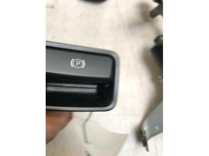 Gebrauchte Handbremse Schalter Mercedes B (W246/W242) 2.0 B-250 BlueEFFICIENCY Turbo 16V Preis € 20,00 Margenregelung angeboten von Poolman autodemontage