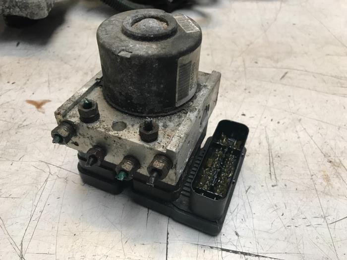 Używane Pompa ABS Citroen C3 Pluriel (HB) 1.6 16V Cena € 30,00 Procedura marży oferowane przez Poolman autodemontage