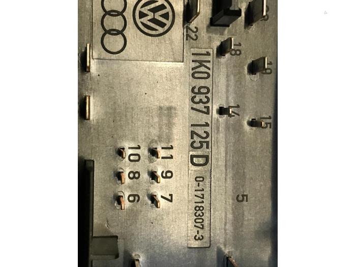 Fuse box from a Skoda Superb Combi (3TAC/TAF) 2.0 TDI 16V 2014