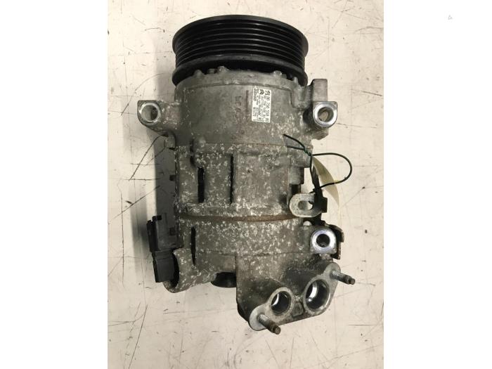 Air conditioning pump from a DS DS 5 2.0 BlueHDi 180 16V 2016