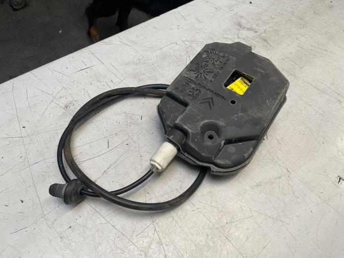 Parking brake motor from a DS DS 5 2.0 BlueHDi 180 16V 2016