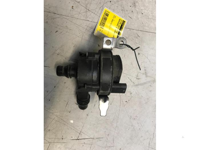 Additional water pump from a Mercedes-Benz E Estate (S213) E-220d 2.0 Turbo 16V 4-Matic 2019