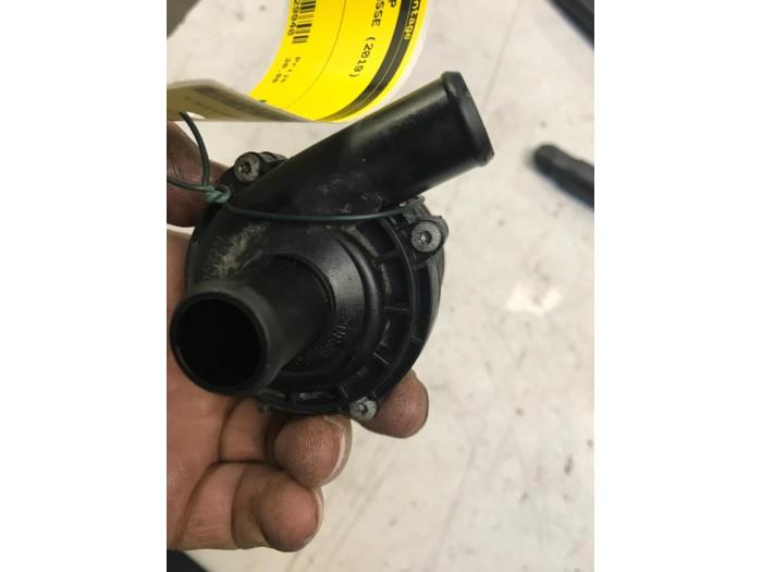 Additional water pump from a Mercedes-Benz E Estate (S213) E-220d 2.0 Turbo 16V 4-Matic 2019