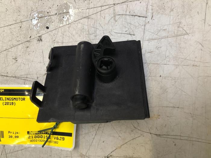 Tank flap lock motor from a Mercedes-Benz E Estate (S213) E-220d 2.0 Turbo 16V 4-Matic 2019