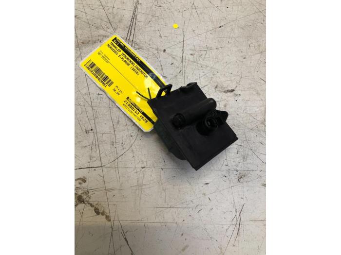 Tank flap lock motor from a Mercedes-Benz E Estate (S213) E-220d 2.0 Turbo 16V 4-Matic 2019