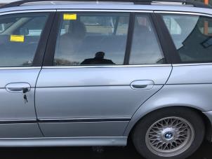 Używane Drzwi lewe tylne wersja 4-drzwiowa BMW 5 serie Touring (E39) 528i 24V Cena € 75,00 Procedura marży oferowane przez Poolman autodemontage