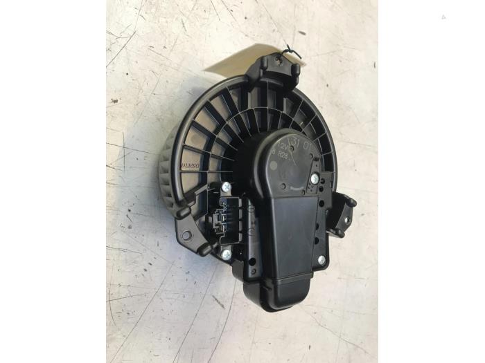 Heating and ventilation fan motor from a Toyota Yaris III (P13) 1.5 16V Hybrid 2014