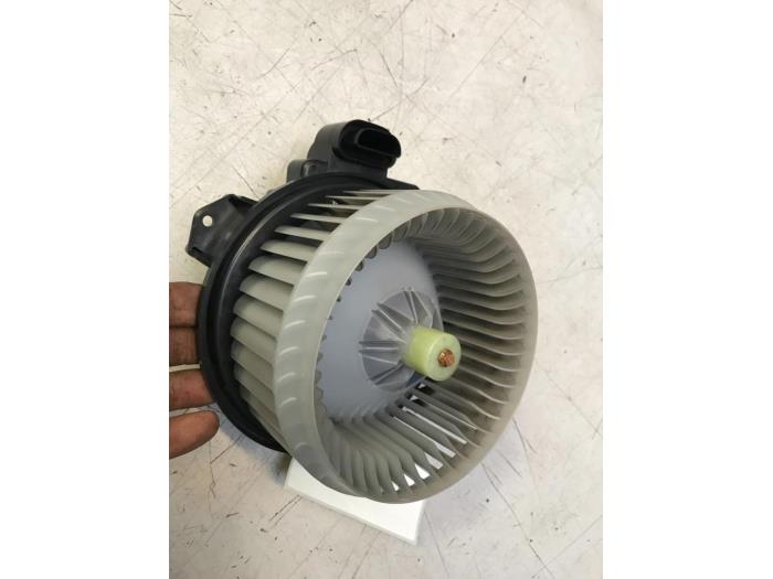 Heating and ventilation fan motor from a Toyota Yaris III (P13) 1.5 16V Hybrid 2014