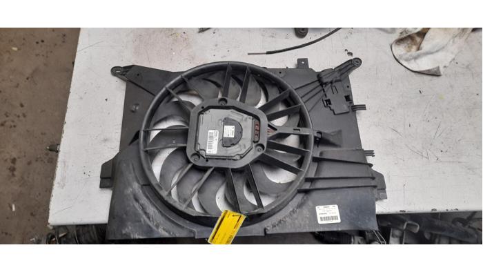 Używane Wentylator Volvo S60 I (RS/HV) 2.4 D5 20V Cena € 40,00 Procedura marży oferowane przez Poolman autodemontage