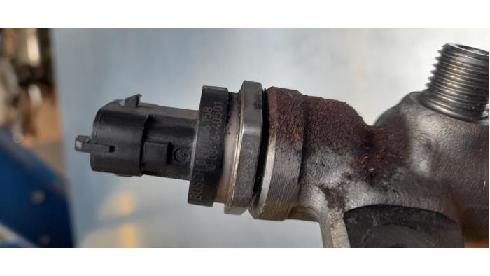 Sensor de presión de combustible de un Fiat Doblo (263) 1.6 D Multijet 2015
