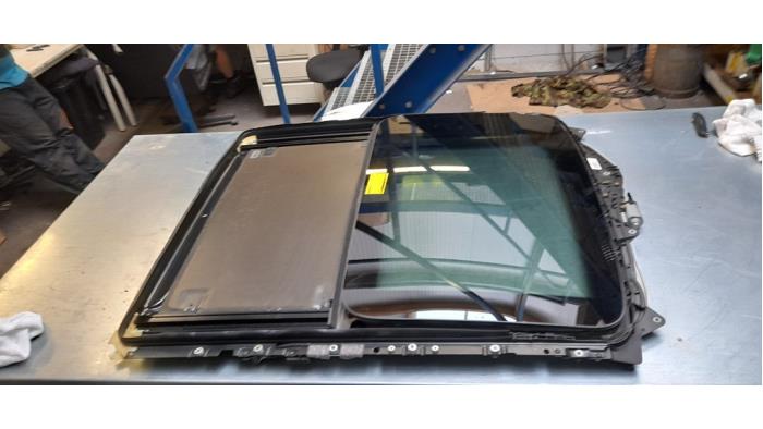 Używane Szyberdach BMW 7 serie (F01/02/03/04) 750i,Li,LiS V8 32V Cena € 100,00 Procedura marży oferowane przez Poolman autodemontage