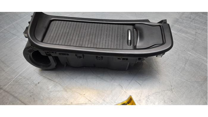 Compartimiento de almacenamiento de un Honda Civic (FK1/2/3) 1.8i VTEC 16V 2013