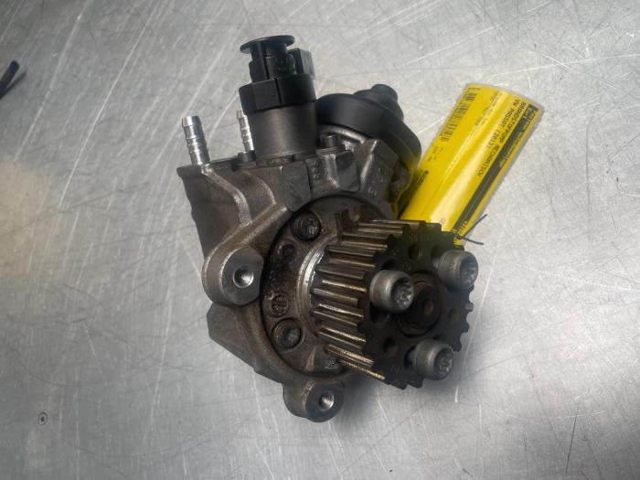 Mechanical fuel pump from a Volkswagen Passat Alltrack (365) 2.0 TDI 16V 177 4Motion 2013