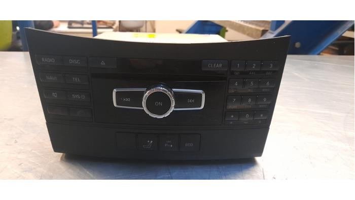Używane Radio Mercedes E Estate (S212) E-200 CDI 16V BlueEfficiency,BlueTEC Cena € 75,00 Procedura marży oferowane przez Poolman autodemontage