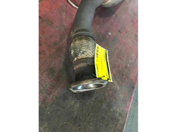Exhaust front silencer from a Toyota Avensis Wagon (T27) 2.0 16V D-4D-F 2013