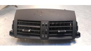 Używane Kratka wentylacyjna deski rozdzielczej Toyota RAV4 (A3) 2.2 D-CAT 16V 4x4 Cena € 30,00 Procedura marży oferowane przez Poolman autodemontage