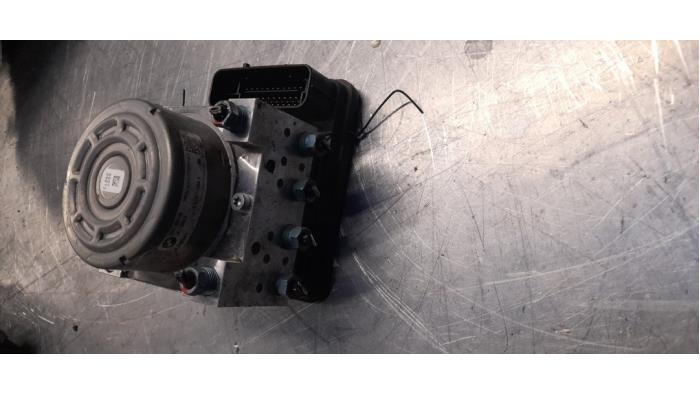 Usagé Bloc ABS BMW 1 serie (F20) 118i 1.5 TwinPower 12V Prix € 150,00 Règlement à la marge proposé par Poolman autodemontage