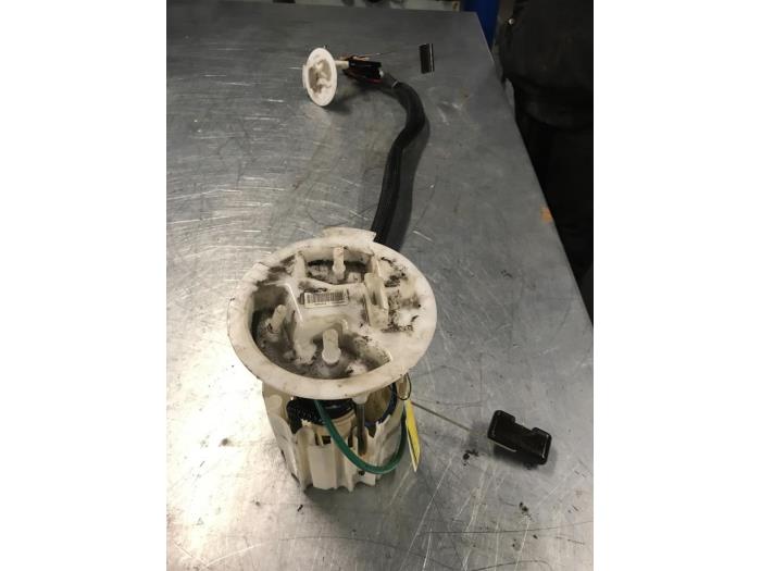 Electric fuel pump from a Volvo XC60 I (DZ) 2.4 D5 20V AWD Geartronic 2012