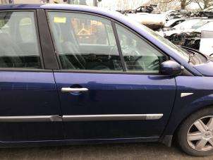 Używane Drzwi prawe przednie wersja 4-drzwiowa Renault Scénic II (JM) 1.6 16V Bifuel Cena € 75,00 Procedura marży oferowane przez Poolman autodemontage