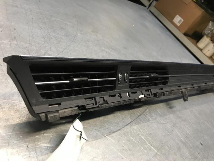 Dashboard vent from a Audi A7 Sportback (4KA) 3.0 V6 24V 50 TDI Mild Hybrid Quattro 2019