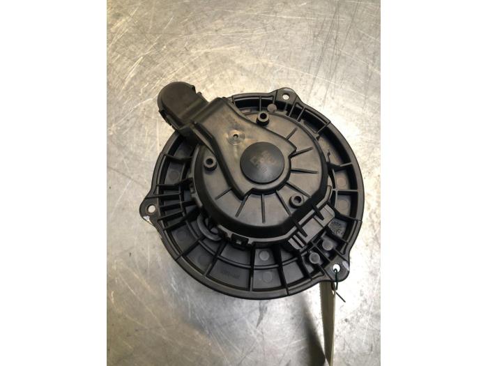 Heating and ventilation fan motor from a Hyundai i30 (GDHB5) 1.6 CRDi Blue Drive 16V VGT 2012