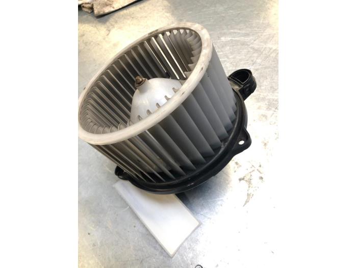 Heating and ventilation fan motor from a Hyundai i30 (GDHB5) 1.6 CRDi Blue Drive 16V VGT 2012