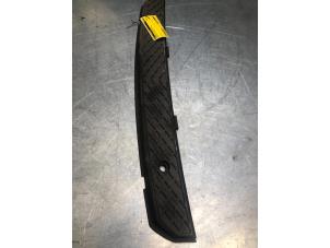 Used Front bumper strip, central Mercedes Sprinter 3t (906.61) 216 CDI 16V Price € 24,20 Inclusive VAT offered by Poolman autodemontage