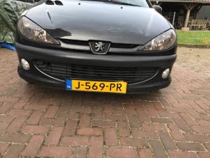 Used Front bumper Peugeot 206 (2A/C/H/J/S) 1.6 HDi 16V Price € 51,00 Margin scheme offered by Poolman autodemontage