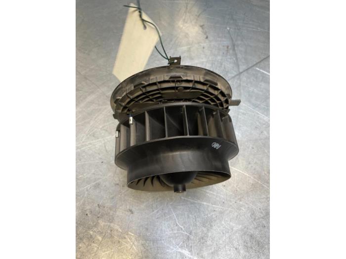 Heating and ventilation fan motor from a Mercedes-Benz C (W205) C-220 2.2 CDI BlueTEC, C-220 d 16V 2018