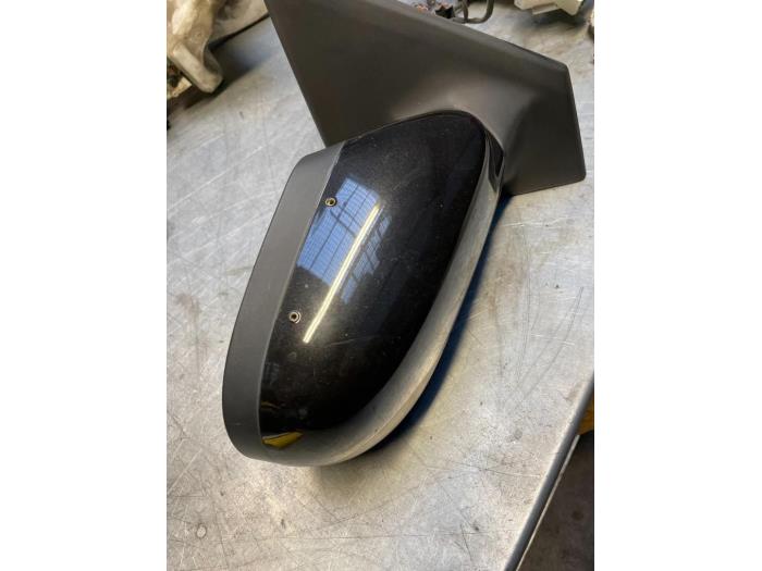 Wing mirror, right from a Renault Clio III (BR/CR) 1.5 dCi 70 2009