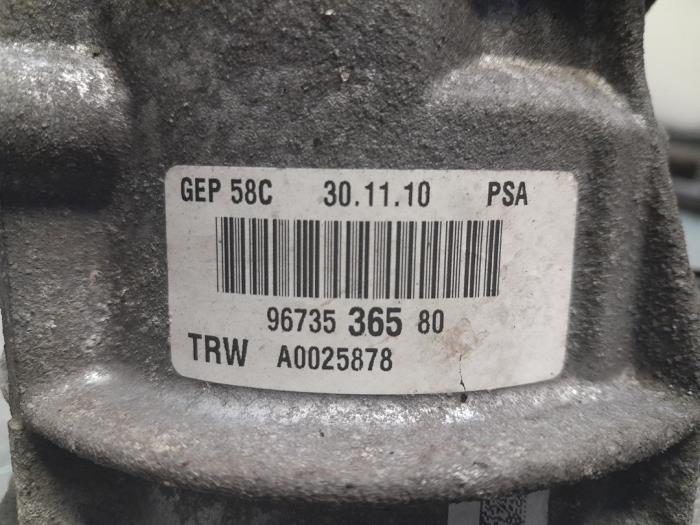 Bomba de dirección asistida de un Peugeot 308 SW (4E/H) 1.6 VTI 16V 2010