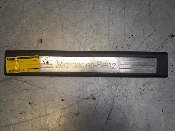 Stopien drzwi przednich prawych z Mercedes-Benz ML II (164/4JG) 4.0 ML-450 CDI 4-Matic V8 32V 2011