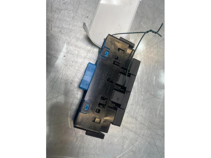 Usados Interruptor Lexus NX I (Z1) 300h 2.5 16V 4x4 Precio € 40,00 Norma de margen ofrecido por Poolman autodemontage