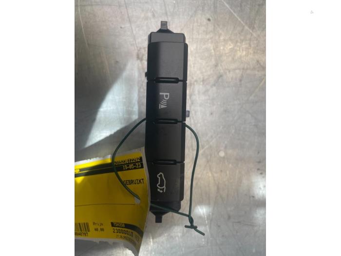 Usados Interruptor Lexus NX I (Z1) 300h 2.5 16V 4x4 Precio € 40,00 Norma de margen ofrecido por Poolman autodemontage