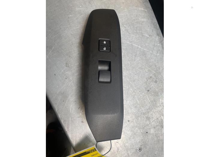 Usados Interruptor de ventanilla eléctrica Lexus NX I (Z1) 300h 2.5 16V 4x4 Precio € 30,00 Norma de margen ofrecido por Poolman autodemontage