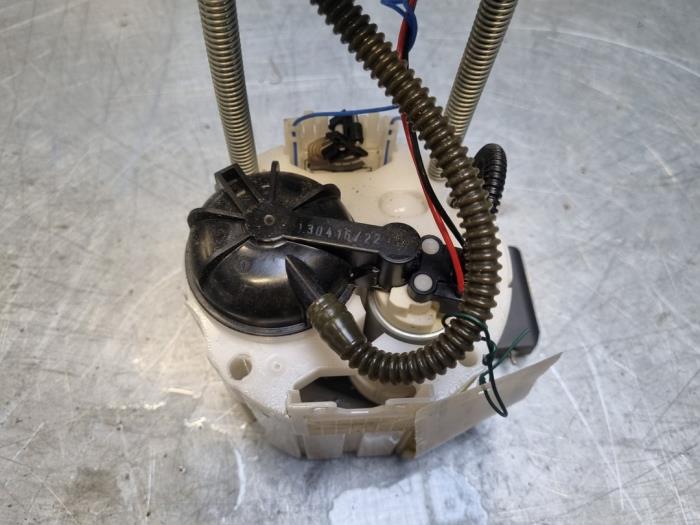 Electric fuel pump from a Opel Astra K 1.0 Turbo 12V 2016