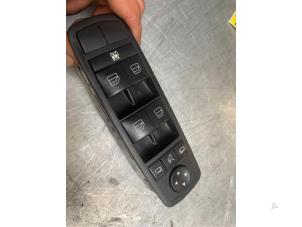 Usagé Commutateur vitre électrique Mercedes R (W251) 3.0 320 CDI 24V 4-Matic Prix € 75,00 Règlement à la marge proposé par Poolman autodemontage